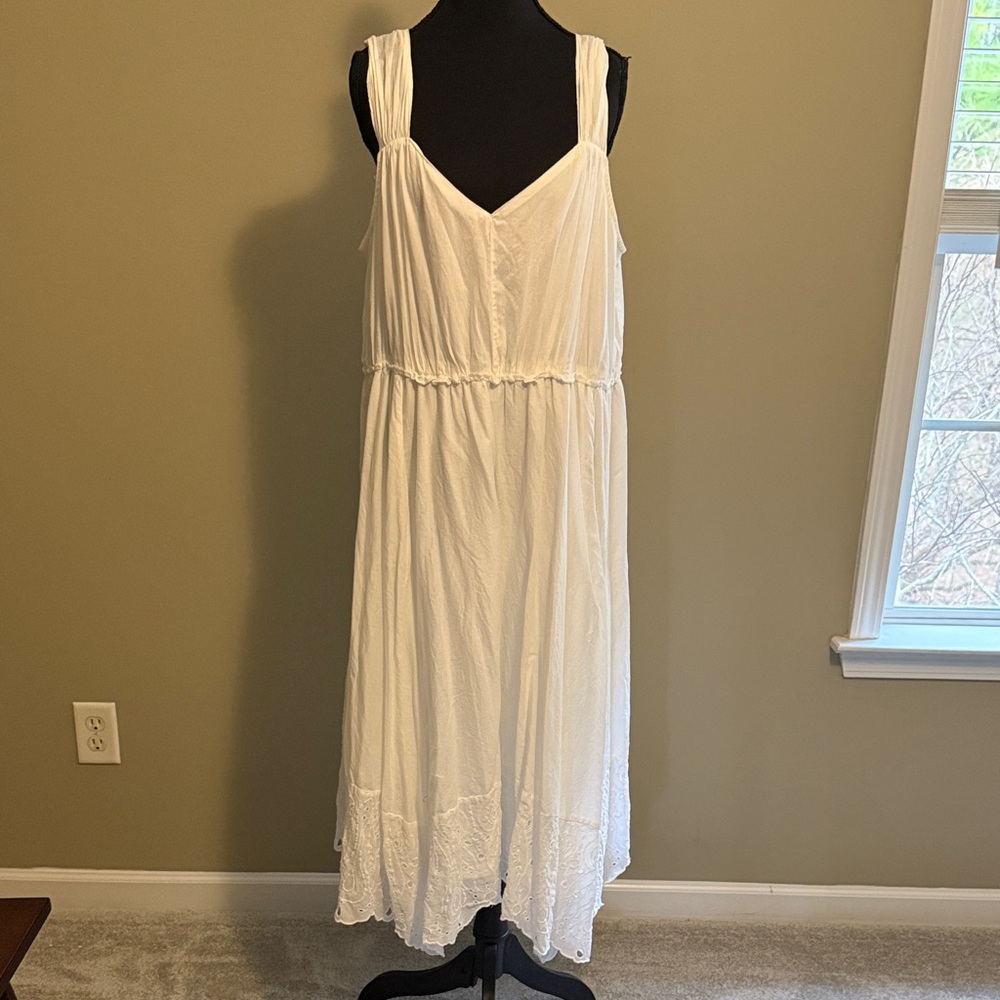 Elegant White Sleeveless Dress